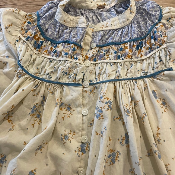 Floral blue and white peasant blouse Free People size small - Picture 2 of 6